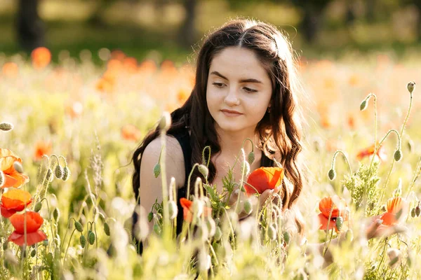 Jeune Femme Cueille Des Fleurs Rouges Dans Champ Pavot — Photo