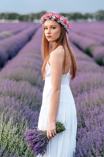 Jeune Femme Rêveuse Avec Bouquet Dans Les Mains Debout Dans — Photo