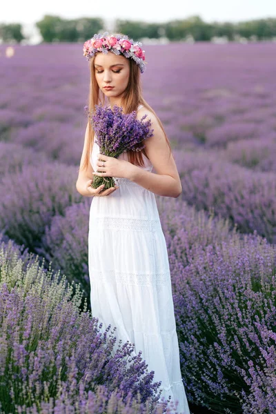 Jovem Mulher Sonhadora Com Buquê Suas Mãos Campo Lavanda Florido — Fotografia de Stock