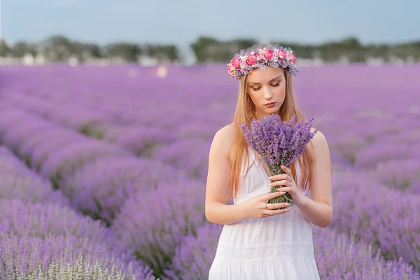 Mulher Bonita Admira Buquê Lavanda Pôr Sol Campo Lavanda — Fotografia de Stock