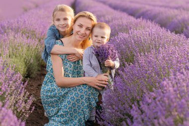 Anne ve oğlu lavanta tarlasında poz veriyorlar.