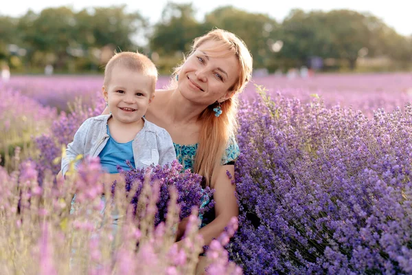 Mutlu Genç Anne Küçük Oğlu Mor Lavanta Çiçekleri Arasında Poz — Stok fotoğraf