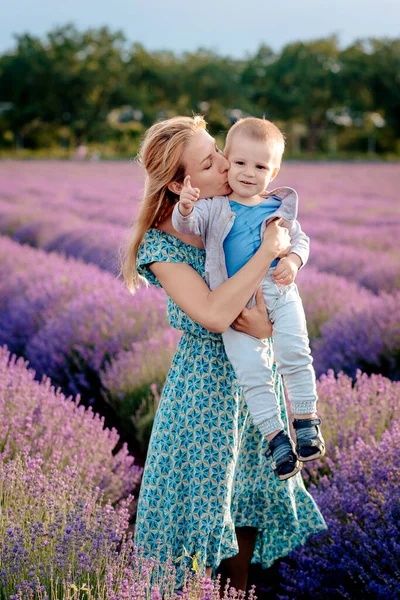 Mutlu Genç Anne Küçük Oğlu Mor Lavanta Çiçekleri Arasında Poz — Stok fotoğraf