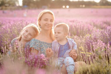Anne ve oğlu lavanta tarlasında poz veriyorlar.