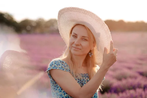 Mulher Bonita Chapéu Andando Campo Lavanda Olhando Para Lente — Fotografia de Stock