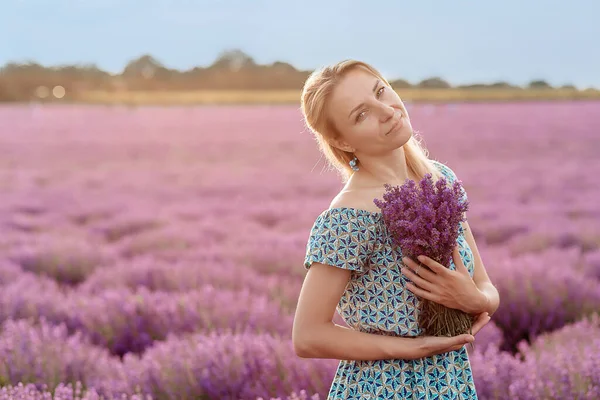 Mulher Bonita Com Buquê Lavanda Campo Lavanda — Fotografia de Stock