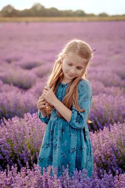 Güzel Küçük Kız Saçlarıyla Lavanta Tarlasında Oynuyor — Stok fotoğraf