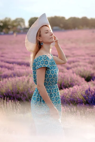 Hermosa Mujer Sombrero Camina Campo Lavanda Disfruta Del Olor —  Fotos de Stock