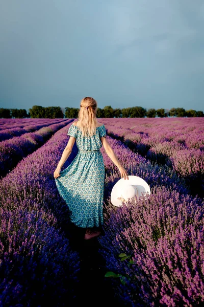 Glückliche Und Schöne Frau Mit Hut Die Einem Lavendelfeld Spaziert — Stockfoto