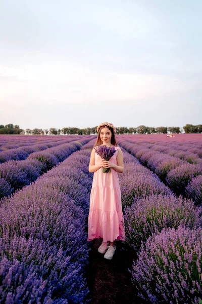 Schöne Frau Bewundert Einen Lavendelstrauß Sonnenuntergang Lavendelfeld — Stockfoto