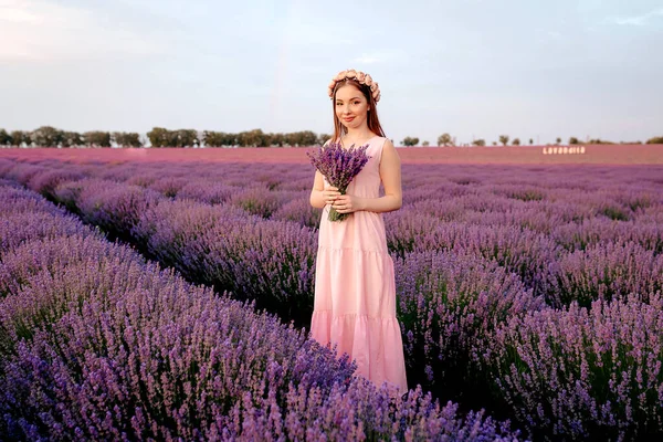 Schöne Frau Bewundert Einen Lavendelstrauß Sonnenuntergang Lavendelfeld — Stockfoto