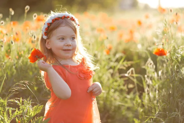 Vacker Frisk Tunn Kaukasisk Flicka Vit Sommarklänning Med Vallmo Blommor — Stockfoto