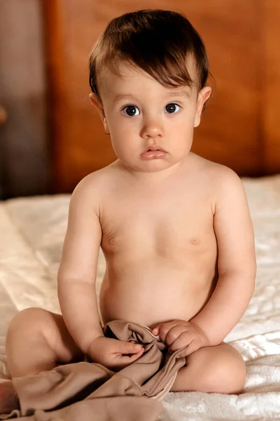 Giysileri Olmadan Kameraya Bakan Güzel Şirin Bir Bebek — Stok fotoğraf