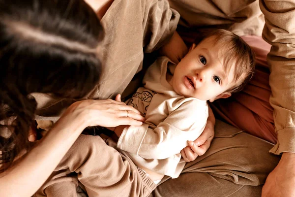 Aile Anne Baba Oğul Birlikte Dostça Vakit Geçirirler — Stok fotoğraf