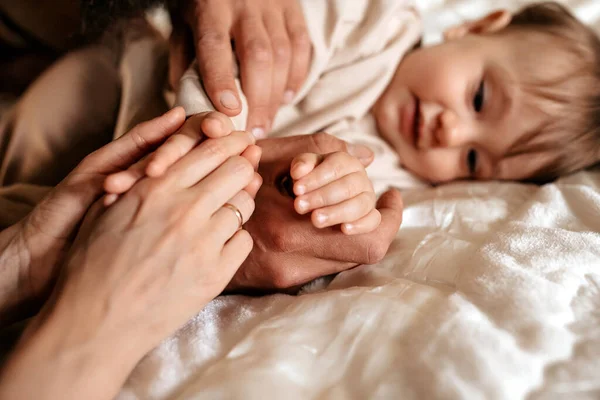 Eller Odak Aile Mutluluğu Detayları Arka Planda Malyn — Stok fotoğraf