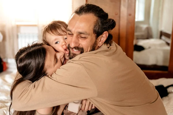 Aile Mutluluğu Baba Karısına Oğluna Sarılıyor — Stok fotoğraf