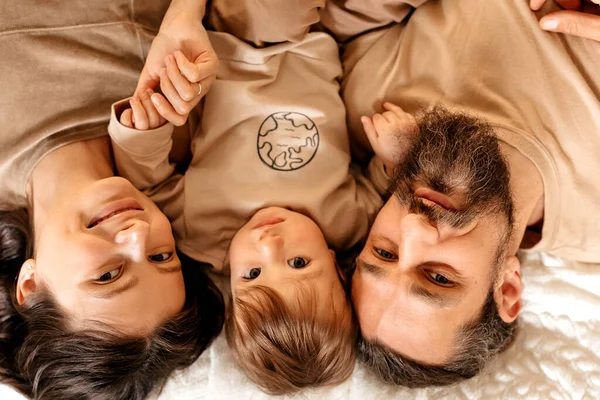 Familie Vader Moeder Zoon Liggen Bed Kijk Naar Camera — Stockfoto