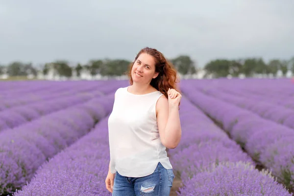 Glückliche Und Fröhliche Frau Posiert Einem Lavendelfeld — Stockfoto