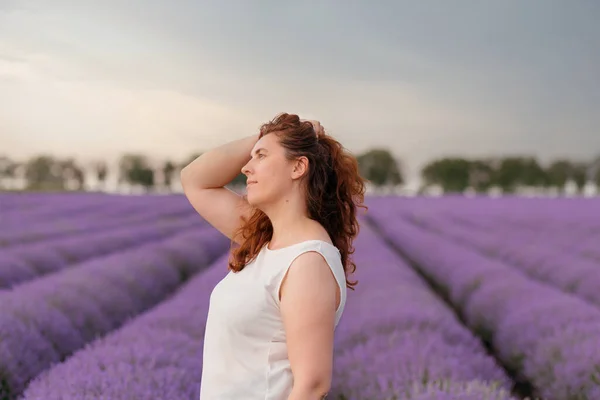 Krásná Zamyšlená Žena Stojí Levandulovém Poli Užívá Svobody Západu Slunce — Stock fotografie