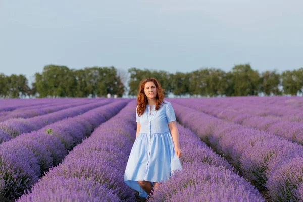 Belle Heureuse Femme Marche Dans Champ Lavande Coucher Soleil — Photo