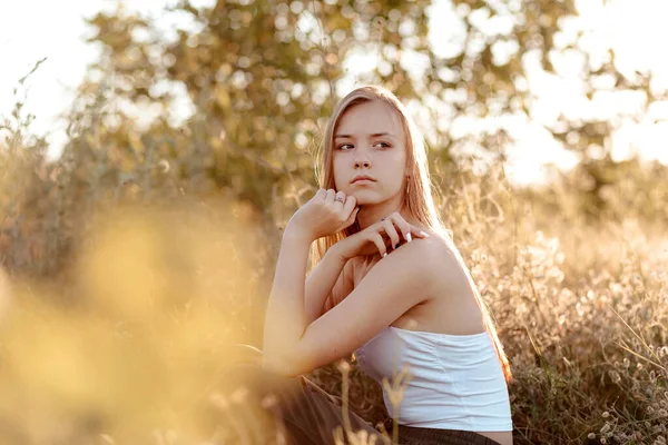 Vacker Ung Kvinna Sitter Gräset Ser Fjärran — Stockfoto