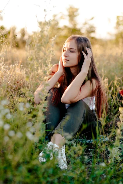 Beautiful Young Woman Sits Grass Enjoys Nature — Stock Photo, Image