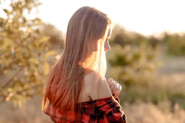 Portrait Une Femme Dont Lumière Joue Magnifiquement Dans Ses Cheveux — Photo