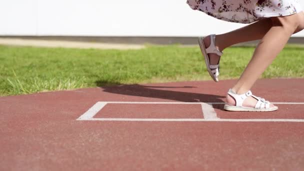 Menina jogando Hopscotch — Vídeo de Stock