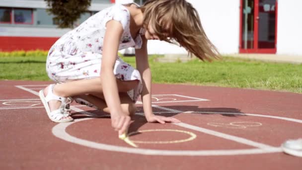 Mädchen spielt Hopscotch — Stockvideo