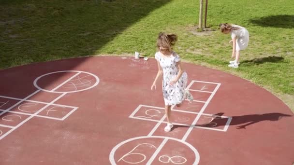 Pige spiller hopscotch – Stock-video