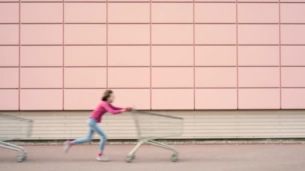 Familia feliz con carritos de compras — Vídeos de Stock