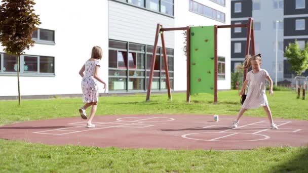 Mädchen spielt Hopscotch — Stockvideo