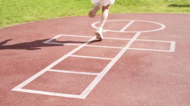 Chica jugando Hopscotch — Vídeo de stock