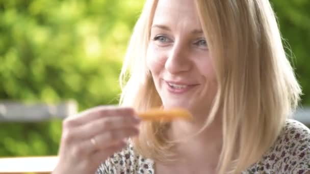 Vrouw eten Fast Food — Stockvideo