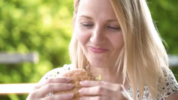 Mujer comiendo comida rápida — Vídeo de stock