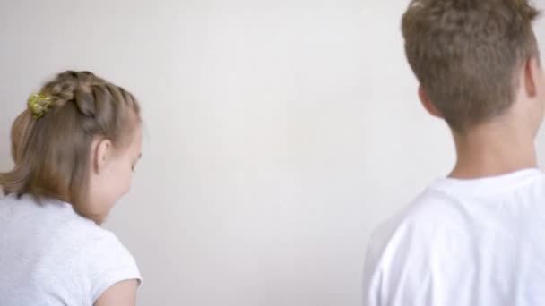 Kinder malen Wand im Zimmer — Stockvideo