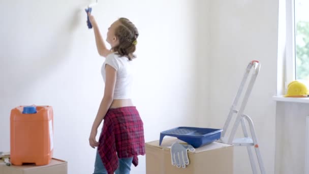 Kinderen schilderen muur in de kamer — Stockvideo