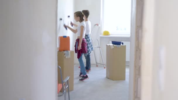 Enfants peignant mur dans la chambre — Video