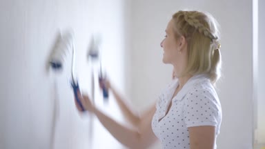 Anne ve kızı boyama duvar