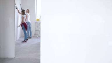 Anne ve kızı boyama duvar