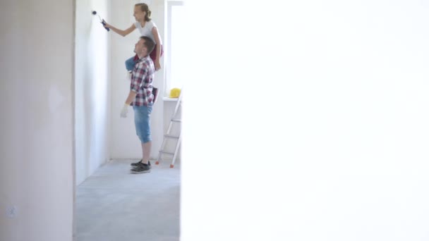 父亲和女儿绘画墙 — 图库视频影像