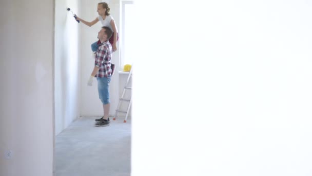 Father and daughter painting wall — Stock Footage Father and daughter painting wall Royalty Free Stock Video
