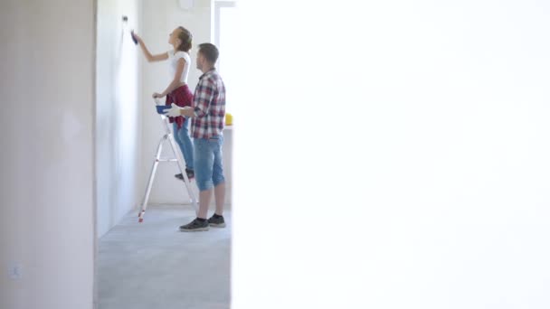 Pai e filha parede de pintura — Vídeo de Stock