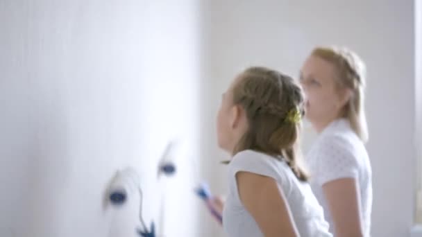 Madre e hija pintura pared — Vídeo de stock