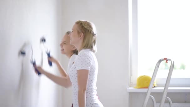 Madre e hija pintura pared — Vídeo de stock