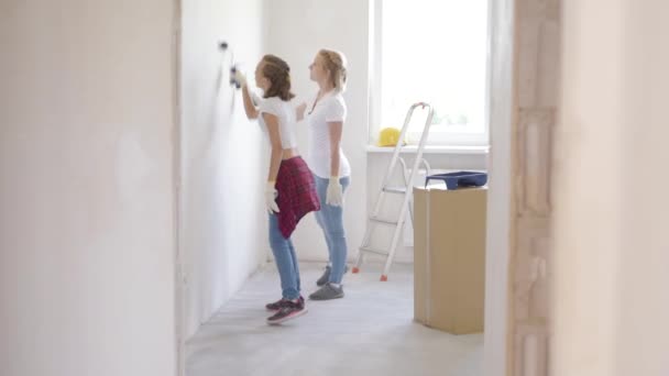 Mãe Filha Parede Pintura Sala Apartamento Família Bonita Fazendo Reparos — Vídeo de Stock