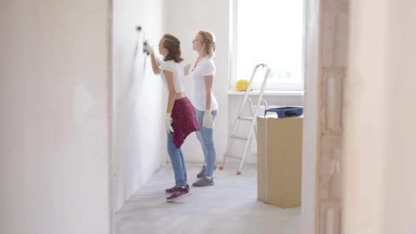 Moeder Dochter Schilderen Muur Appartement Kamer Prachtige Familie Doen Van — Stockvideo