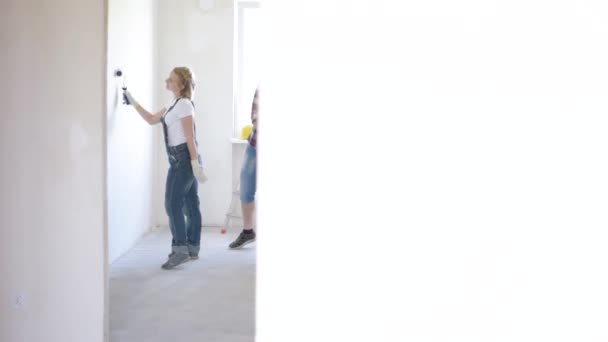Woman and man makes repairs — Stock Footage Woman and man makes repairs Video Clip