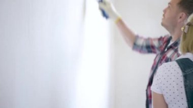 Kadın ve adam yapar onarım