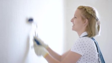 Kadın dairede tamirat yapar